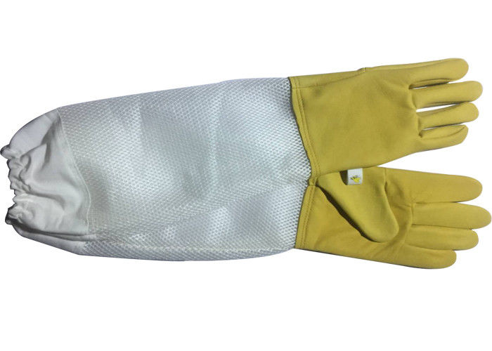 白い柔らかさによって換気される部分の白い伸縮性がある袖口が付いている黄色い羊皮の養蜂の手袋