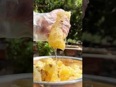 過度に甘い工業用ハチミツなど存在しない。あるのは、自然がもたらす層をなす風味だけだ。