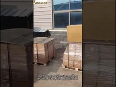 ミツバチ の 装備 品 の 一 批 が 輸送 の ため の 車両 に 載せ られ て いる