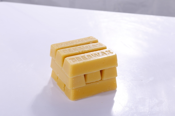 購入 100%の有機性純粋な蜜蝋のブロック28gのハンドメイドの黄色い食糧化粧品の等級の蜜蝋棒 オンライン製造