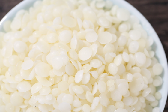 100%の純粋で白い蜜蝋は食糧および化粧品の企業のための白い微粒のワックスを小球形にする