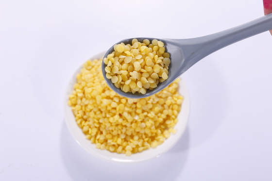 100%の純粋で黄色い蜜蝋は食糧および化粧品の企業のための白い微粒のワックスを小球形にする