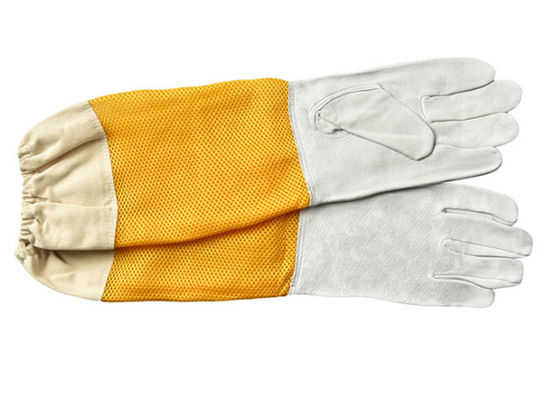 換気された黄色いGriddingの証拠が付いている白い羊皮の養蜂の手袋